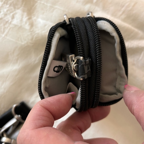 4 -piece set handbag, card wallet, wristlet and small clip on accessories pouch. - Picture 7 of 10